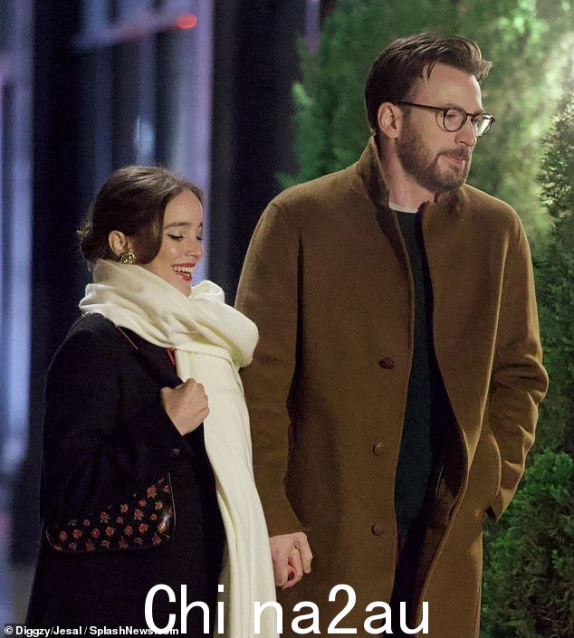 新婚夫妇 Jon Hamm 和 Anna Osceola 手牵着手抵达派对