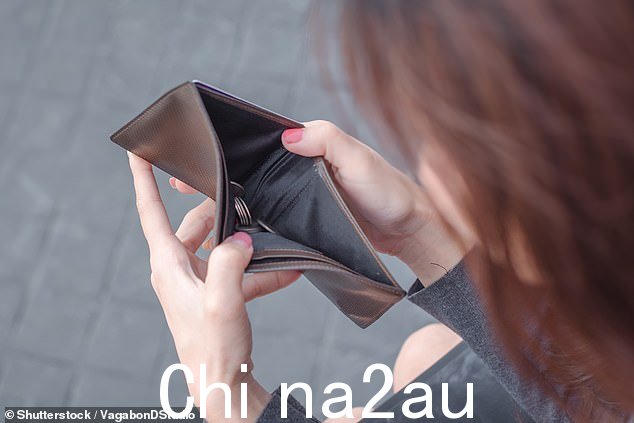 根据一项新的民意调查(库存图片),由于成本不断上升,十分之四的澳大利亚人今年在圣诞午餐和晚餐上的花费将减少