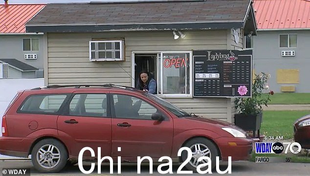 今年早些时候,当一名男子敲响咖啡店的后门时,她注意到了一些奇怪的事情
