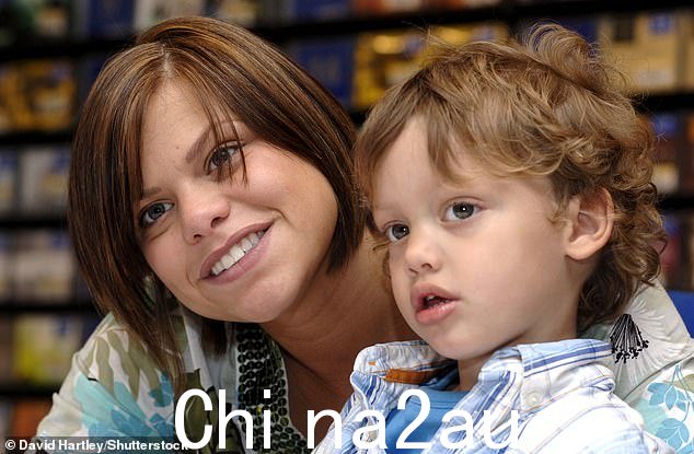 66 岁的 Budden 女士和自 2009 年 Jade Goody 因宫颈癌去世后一直照顾孩子们的 Brazier 先生几年前闹翻了。图为:2006 年 Jade 与 Bobby