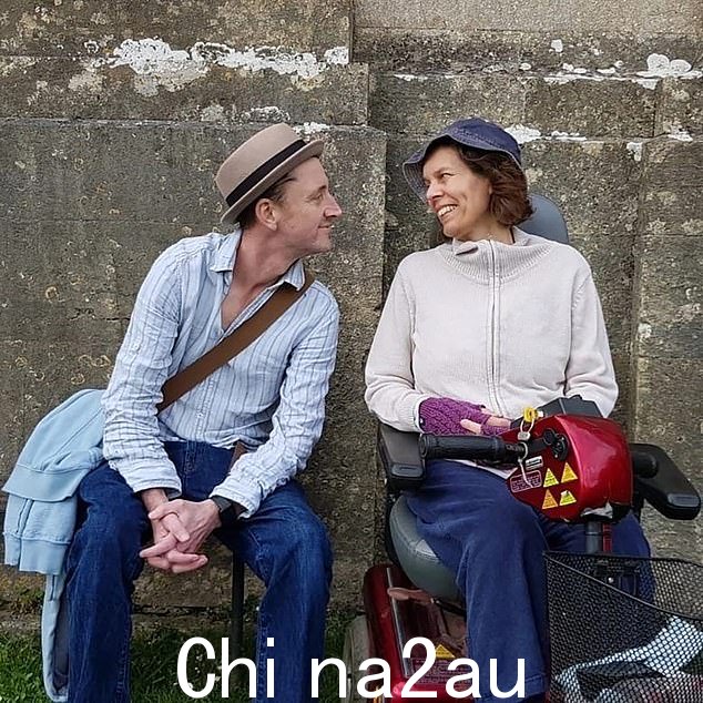 Harriet 坐在她丈夫 Pete 旁边,一年后死于 MND