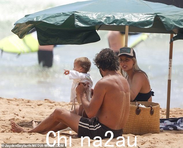 她披散着甜美的金发,并进行了微妙的化妆和晒黑喷雾