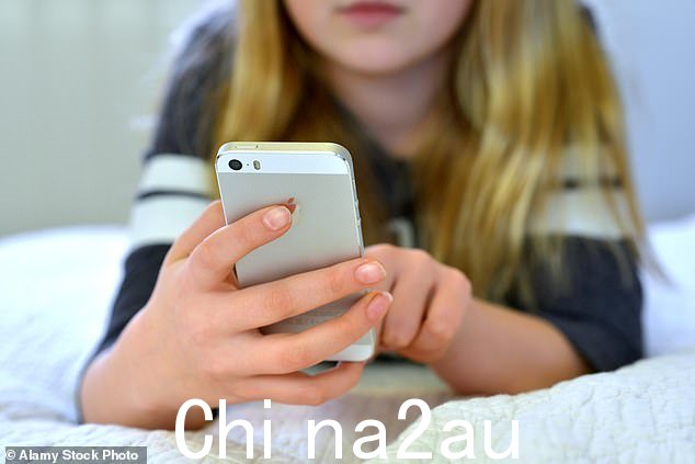 一位母亲在女儿年仅 12 岁时就被一名美国施虐者通过消息应用程序诱骗后,向其他父母发出严厉警告(库存图片)