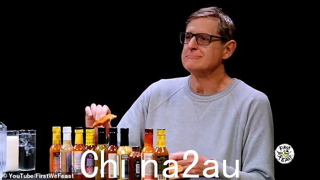 Louis Theroux 在 YouTube 上参加 Hot Ones 采访的照片。可以看到这位纪录片制作人一边嚼着沾着极辣酱的鸡肉,一边艰难地控制住自己的情绪