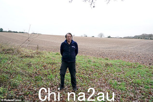 理查德·弗洛加特 (Richard Froggatt) 反对该计划,并在拟建太阳能发电厂现场拍照