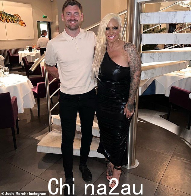 朱迪·马什 (Jodie Marsh) 公开了她与男友马克 (Mark) 的恋情,马克在她的动物保护区弗里普斯农场 (Fripps Farm) 担任建筑商