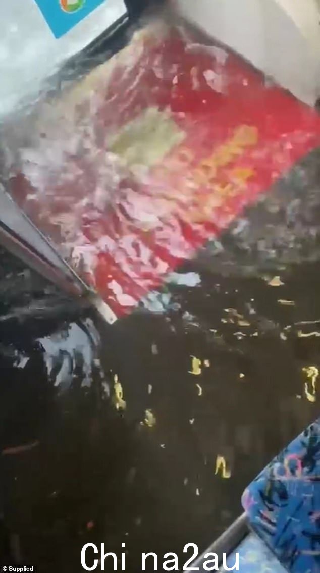沿安扎克游行行驶的巴士乘客的视频显示,当巴士穿过山洪暴发时,地板被水覆盖,他们不得不站在座位上(如图)