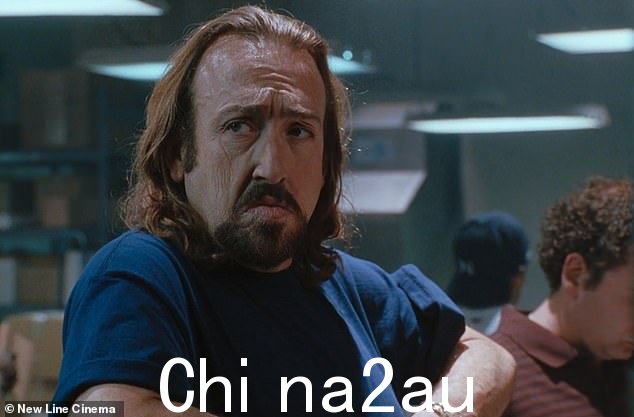 马克·艾奇逊扮演了一名邮件收发室工作人员,最终与费雷尔饰演的巴迪·霍布斯成了朋友