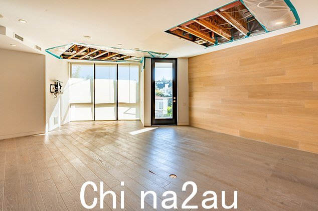 一家修复公司打开了主卧室的天花板,发现了一个在第二次风暴中溢出的大塑料碗