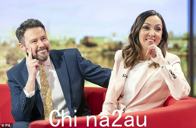BBC 早餐老板们在圣诞节节目前宣布对东道主进行改组,由 54 岁的乔恩·凯 (Jon Kay) 主持,而莎莉·纽金特 (Sally Nugent)(右)将主持这一天off