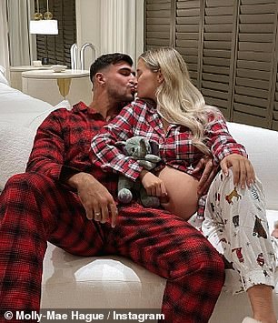 莫莉将其与去年平安夜的照片进行了比较,当时她正怀着他们的女儿