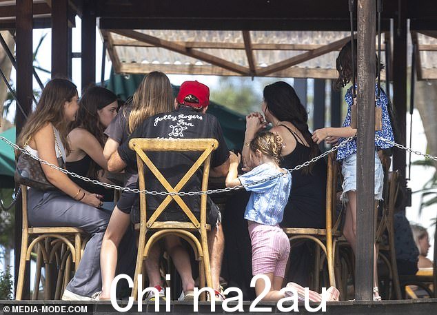 当天早些时候,香农和艾丽卡被发现与艾丽卡及其孩子一起享受浪漫的海滩约会