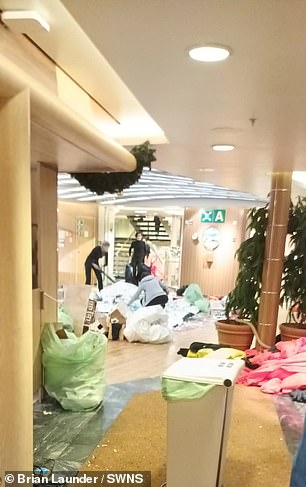 人们清理风暴造成的损坏