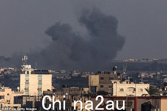 自从以色列开始对加沙地带进行报复性打击以来,已有两万多人丧生。图为:平安夜加沙地带南部浓烟滚滚