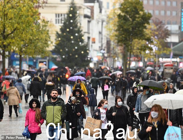 在周日时间和生活成本危机之间,购物者数量大幅下降