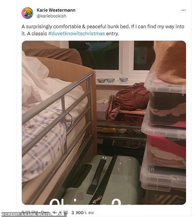 Katie Westermann 的圣诞节双层床周围是塑料盒和一个手提箱