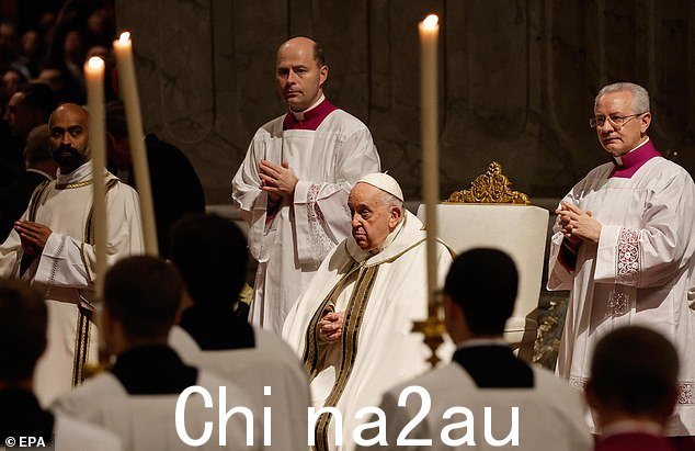 教宗方济各 (C) 于 2023 年 12 月 24 日在梵蒂冈圣彼得大教堂主持圣诞午夜弥撒,庆祝主的诞生
