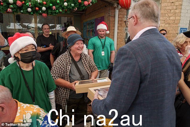 总理周一与新南威尔士州州长 Chris Minns 和其他数十名志愿者一起参加了在悉尼内西区举办的 Exodus 基金会食品慈善活动