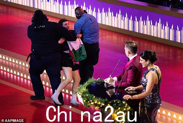 圣诞夜烛光颂歌表演期间一名亲巴勒斯坦抗议者被拖下舞台