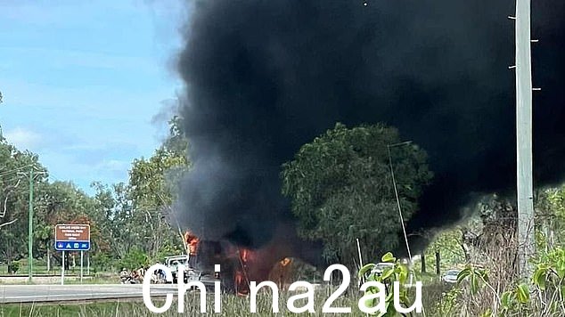 一辆载有 35 人的公共汽车在繁忙的北昆士兰高速公路旁边被火焰吞没