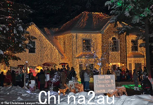 全尺寸圣诞老人的雪橇完善了库特奈县屋外的景观