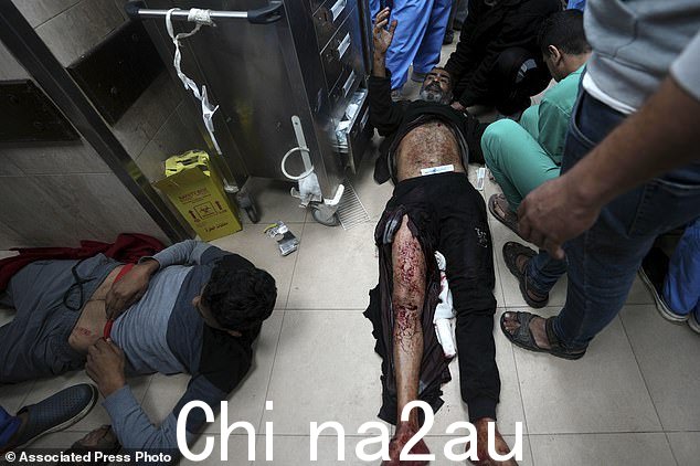 根据加沙官员提供的初步医院数据,据说死亡人数中至少有 12 名妇女和 7 名儿童。图为:在以色列轰炸加沙地带中受伤的巴勒斯坦人被送往加沙地带代尔巴拉赫的医院
