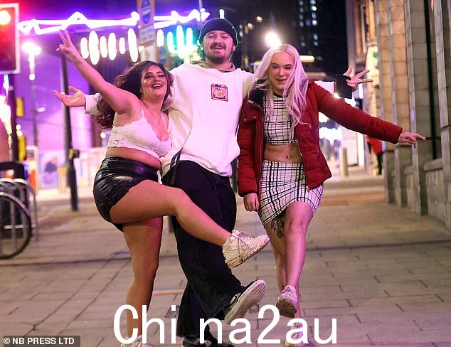 三个朋友来到利兹市中心庆祝时看起来非常高兴