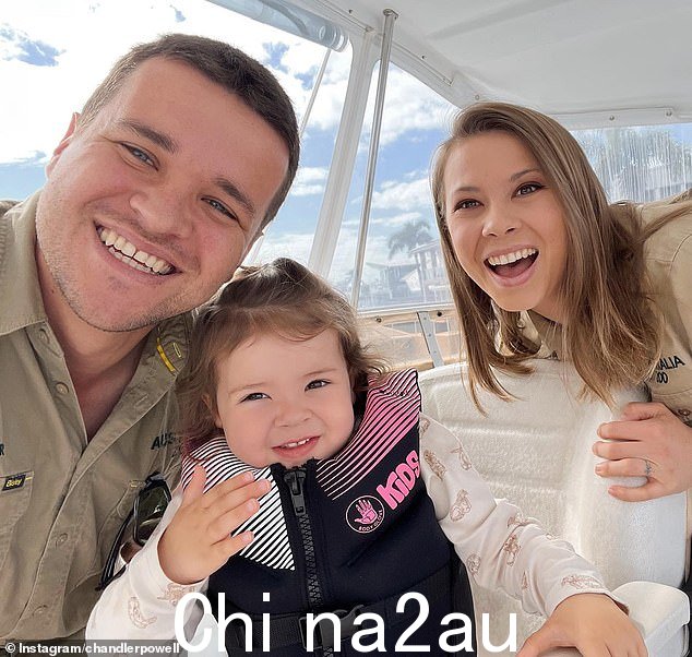 Bindi Irwin 看起来准备从阳光明媚的昆士兰州搬到阳光明媚的佛罗里达州。据传这位 25 岁的野生动物勇士正在探索将家人搬到美国的选择。(与丈夫钱德勒·鲍威尔合影)和女儿 Grace Warrior)