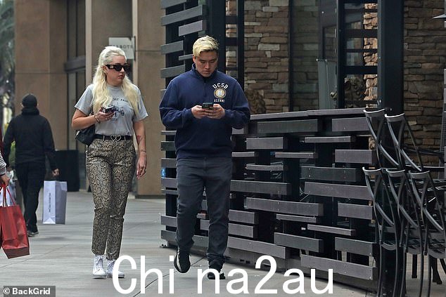 '因此,尽管播客做得非常好,反响也很好,但我现在要暂停一下,'她于 12 月 17 日在 TikTok 上说道。'
