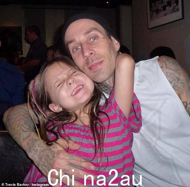 特拉维斯·巴克 (Travis Barker) 证明了他是一位溺爱孩子的父亲,他在平安夜庆祝女儿阿拉巴马 (Alabama) 的 18 岁生日,对她大加赞扬;见于 2009 年