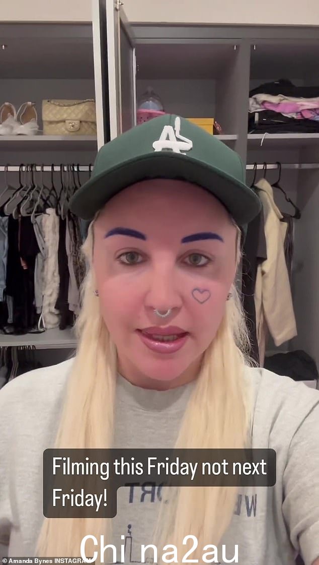 就在宣布她的播客暂停一天后 - 就在播客首次亮相几天后,Amanda Bynes 仍在继续该项目