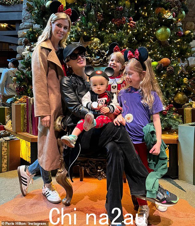 Nicky Hilton 和她的女儿 Lily-Grace 和 Teddy 也加入了迪士尼乐园的乐趣