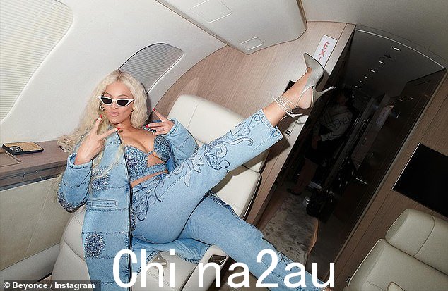 Beyonce,原名碧昂丝·吉赛尔·诺尔斯 (Beyonce Giselle Knowles),还穿了一条有图案的蓝色牛仔裤,遮住了她健美的双腿