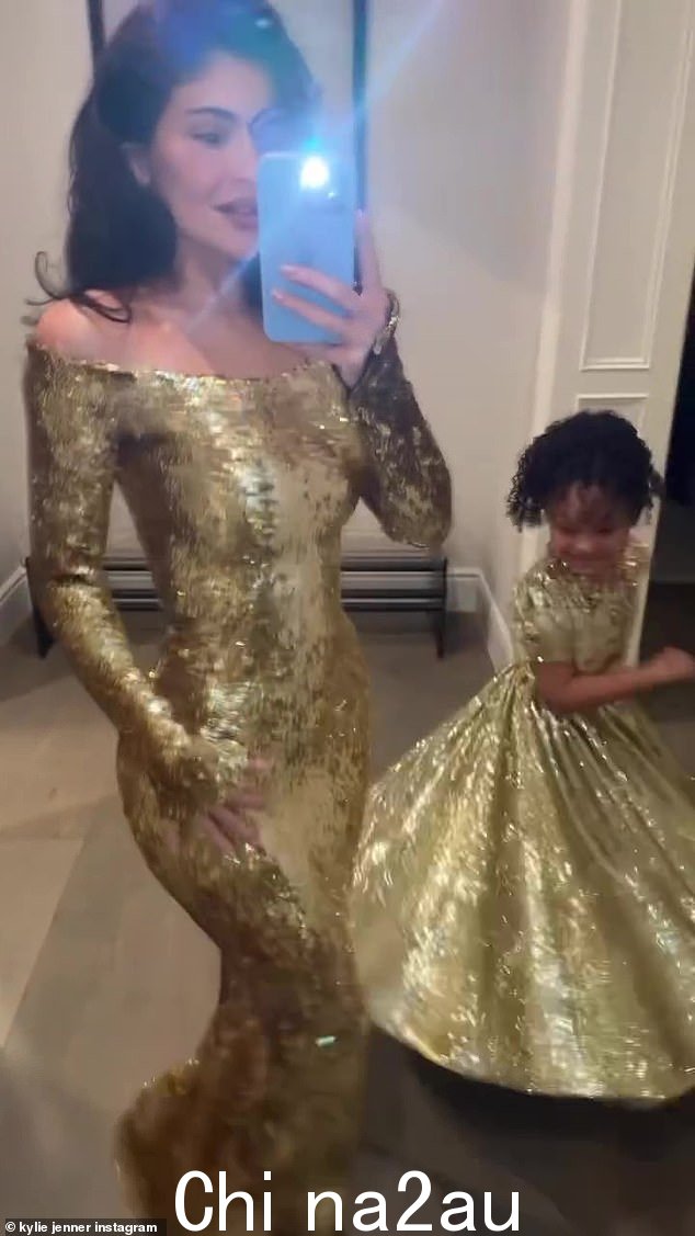 凯莉·詹纳 (Kylie Jenner) 和她的迷你女儿斯托米 (Stormi) 在一年一度的卡戴珊·詹纳圣诞夜晚会上抢尽风头