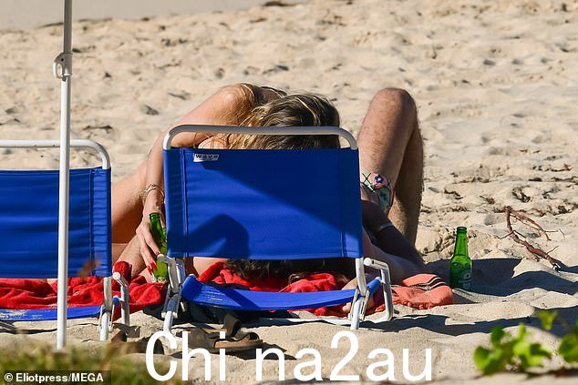 海蒂觉得躺椅不够近,于是爬到她丈夫身上,同时一只手放在啤酒上