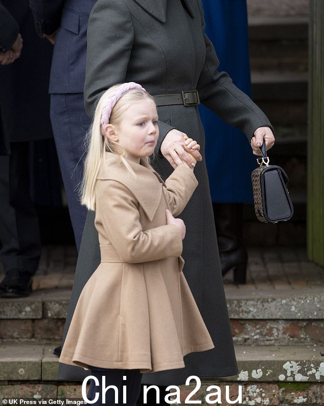Zara Tindall 在圣诞节早晨服务前握住女儿 Lena 的手