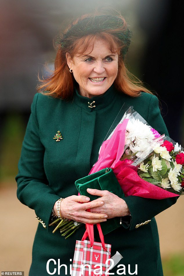 莎拉·弗格森 (Sarah Ferguson) 穿着森林绿衣服参加圣诞节仪式