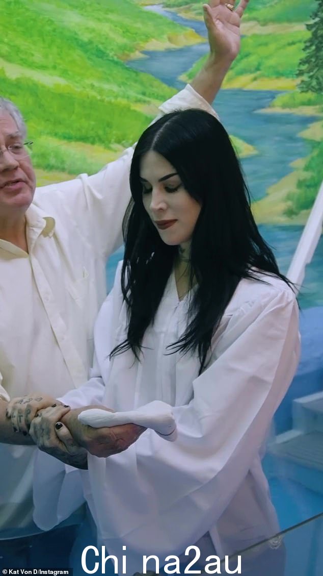 早在 10 月,Kat Von D 在放弃巫术和神秘学一年后,令人震惊地接受了基督教洗礼