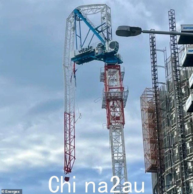 黄金海岸伯利角的一台起重机在风中被撕碎(如图)