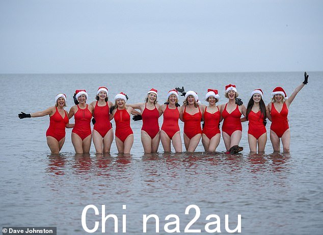 PORTOBELLO:Tidal Titties 野外游泳团体的成员在爱丁堡附近的波托贝洛福斯湾进行传统的圣诞节游泳活动