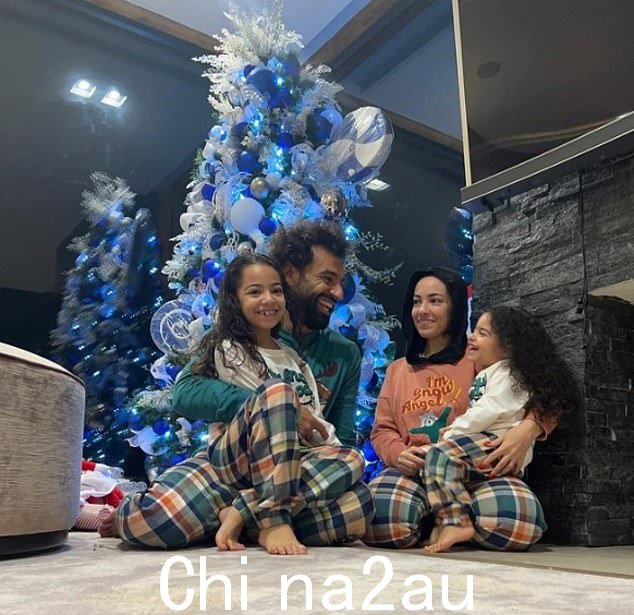 Salah 和他的妻子 Magi(右二)去年因在社交媒体上发布圣诞信息 - 并在圣诞树前拍摄全家福而受到批评