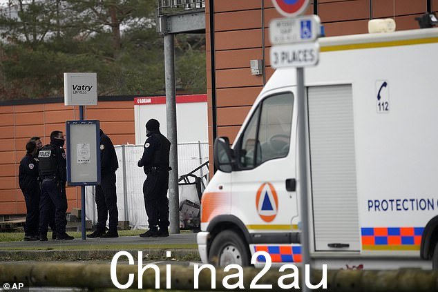 法国东部瓦特里机场外,警察站在救援车附近