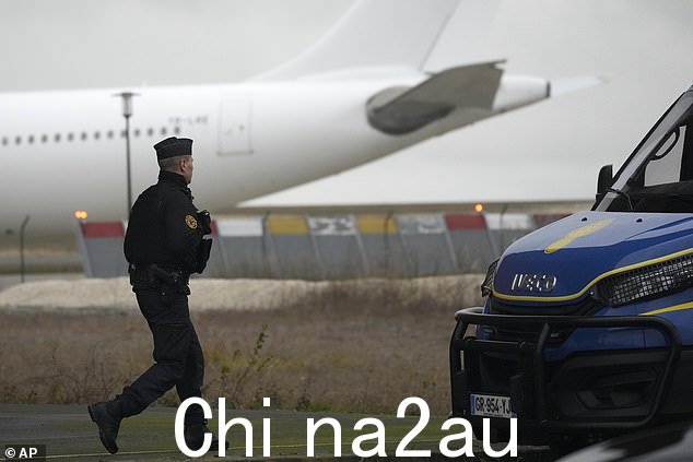 在这场特殊的磨难中被困在法国的人包括一名 21 个月大的婴儿和几名无人陪伴的未成年人