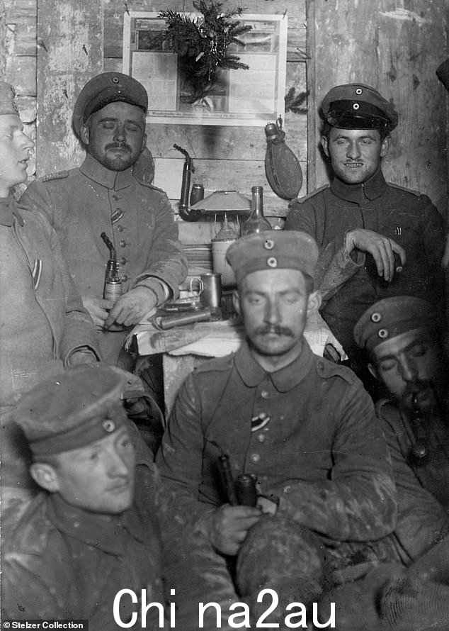 1914 年圣诞节期间德国军队坐在墙上,墙上有一点节日装饰