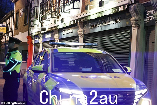 警察守卫牛排馆外的街道,据报道,一名男子被杀,另一名男子被枪杀