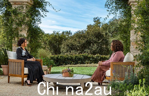 奥普拉阿姨也加入其中,尽管最近有传言称双方关系降温,但我很高兴地告诉大家,她并没有坐在外面受冷。(上图)奥普拉采访梅根·马克尔