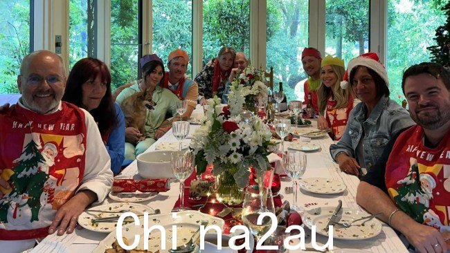 约翰·法纳姆 (John Farnham) 坐在餐桌的一头，与家人一起庆祝圣诞节。图片：Instagram