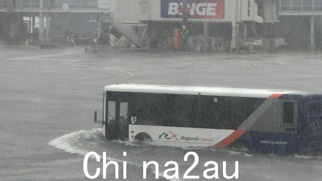 悉尼机场圣诞节遭遇强降雨前夕。图片:Louis/Twitter