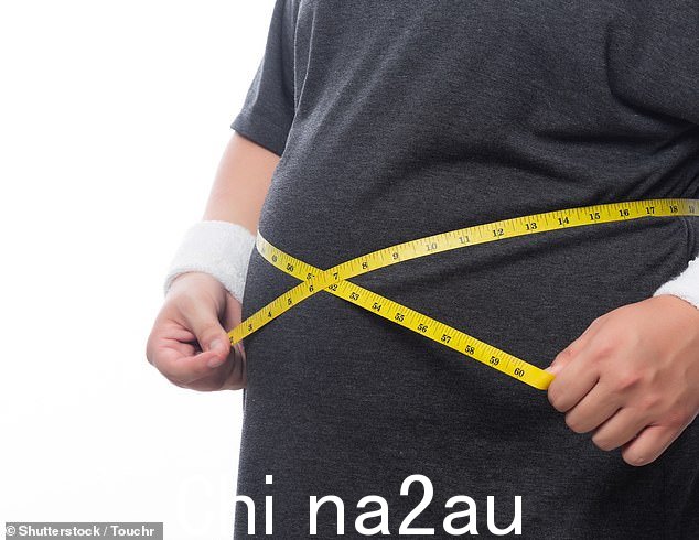 如果您超重,减肥可能会有所帮助,因为多余的体重分布不均匀,这可能会影响发送到大脑的信息 ¿ 和您的平衡(库存图片)