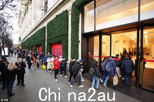 购物者走进 Selfridges 今天早上开业后的样子